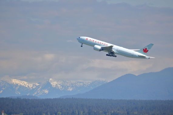 Un avion d'Air Canada qui vole.