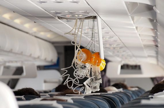 Des masques à oxygène dans un avion