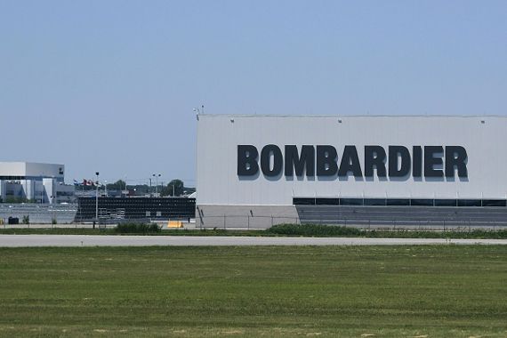 Le logo de Bombardier sur un hangar à Montréal.