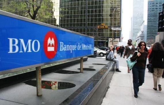 Le logo de BMO devant une tour à bureaux au centre-ville de Montréal.