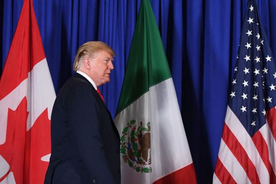 Donald Trump devant les drapeaux du Canada, du Mexique et des États-Unis