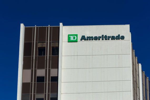 Le logo de TD Ameritrade sur un bâtiment.