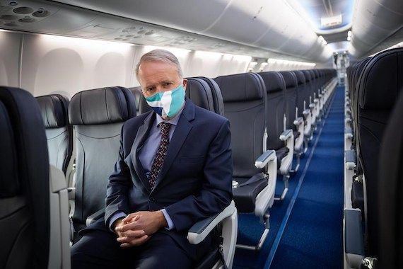 Ed Smith, assis dans un avion