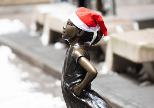 La statue «Fearless Girl» de Wall Street, avec un chapeau de Noël sur la tête
