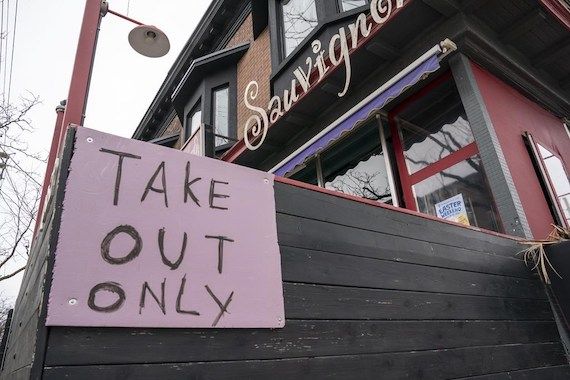 Un restaurant affiche qu'il n'offre que du «take out»