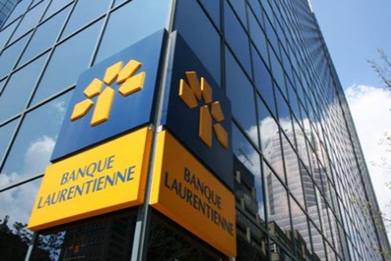 Le logo de la Banque Laurentienne devant une tour du centre-ville de Montréal.