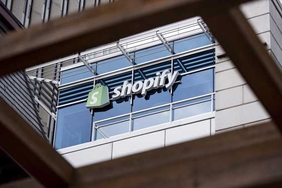 Le logo de Shopify sur un édifice.