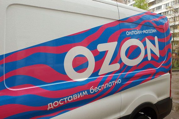 Un camion de livraison de Ozon