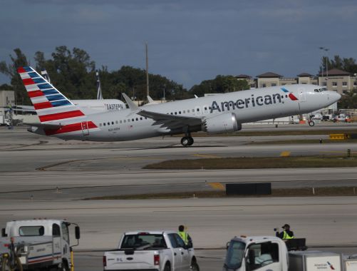 Un avion Boeing 737 MAX de la compagnie American Airlines décolle.