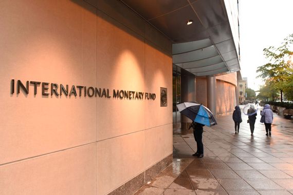 Le logo du FMI sur un bâtiment