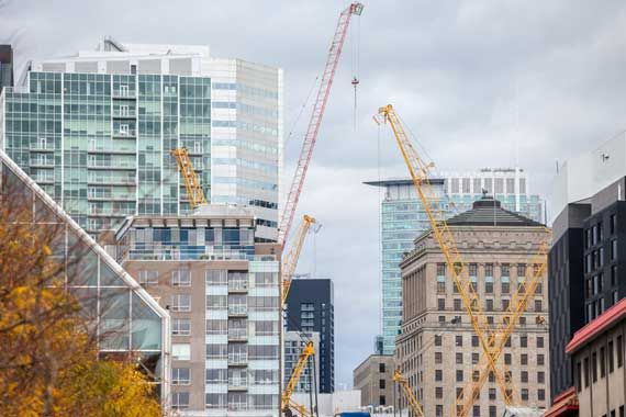 Une vue de chantiers immobiliers à Montréal.