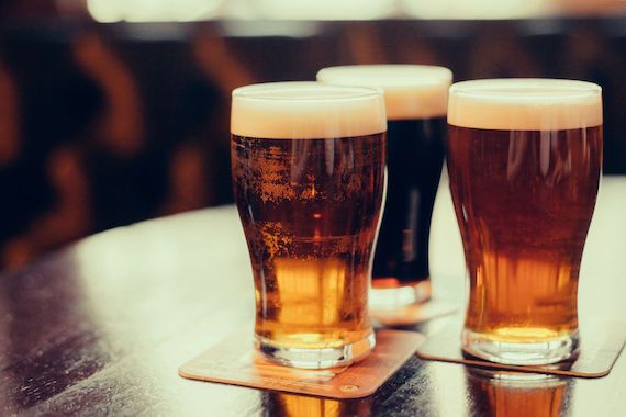 Des pintes de bières dans un bar