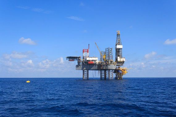 Une plateforme d'extraction de pétrole en mer