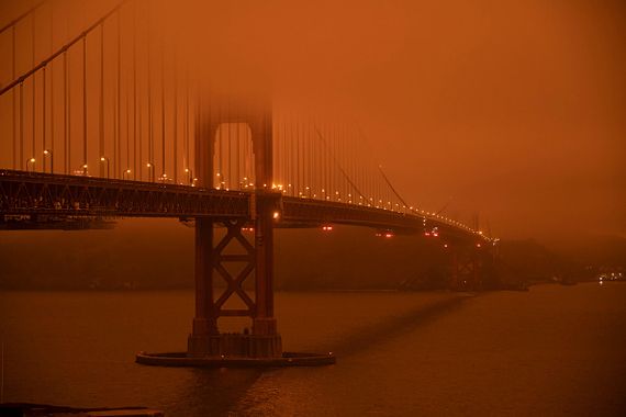 Le Golden Gate de San Francisco est recouvert de fumée.