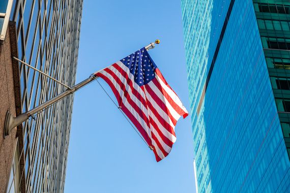 Un drapeau américain sur un édifice
