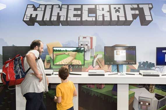 Un enfant devant un écran d'ordinateur, qui joue à Minecraft.